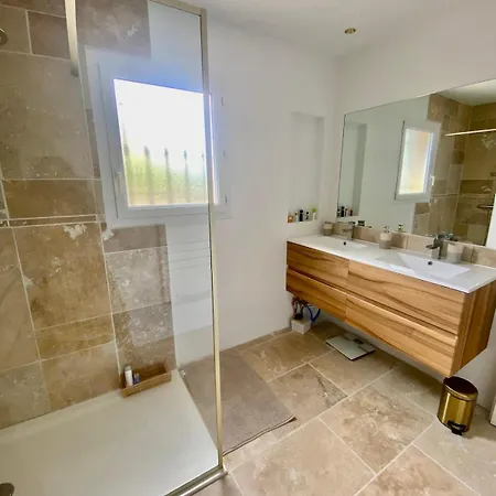 Villa Climatisee Avec Un Independant Et Piscine Securisee *